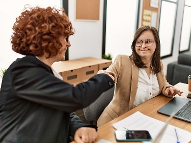 2 people shaking hands.